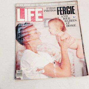 Vtg LIFE Magazine 1990 ~ First Photos Fergie and Her Babies At Home